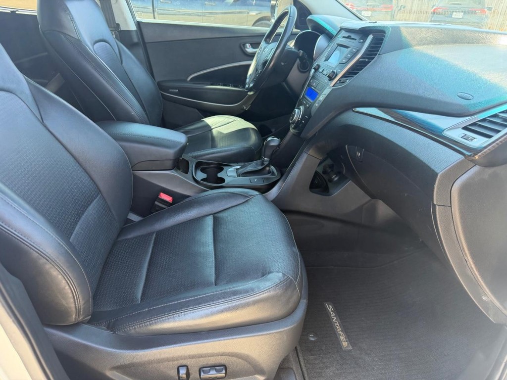 Hyundai Santa Fe Sport Vehicle Full-screen Gallery Image 16