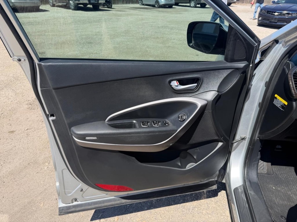 Hyundai Santa Fe Sport Vehicle Full-screen Gallery Image 19