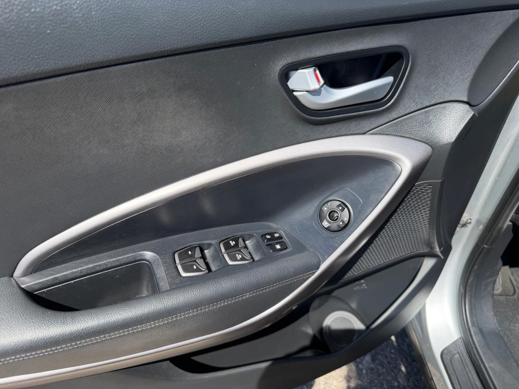 Hyundai Santa Fe Sport Vehicle Full-screen Gallery Image 20