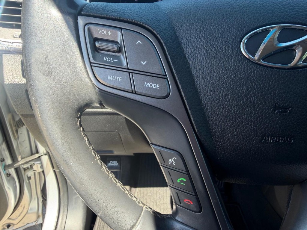 Hyundai Santa Fe Sport Vehicle Full-screen Gallery Image 21