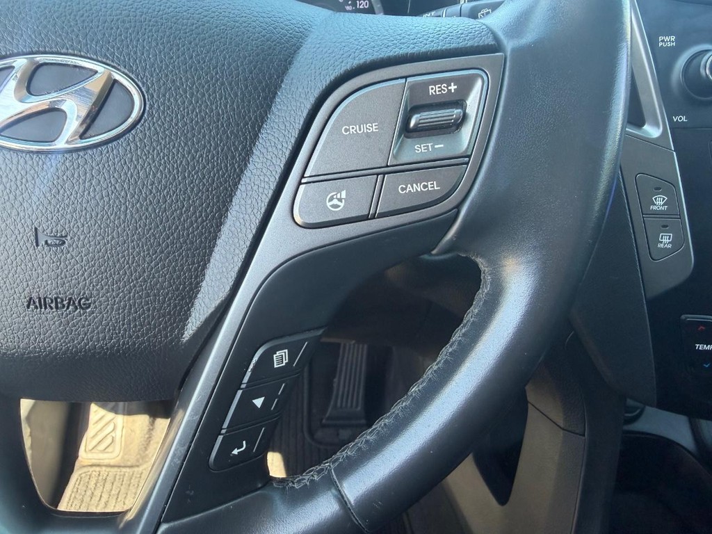 Hyundai Santa Fe Sport Vehicle Full-screen Gallery Image 22