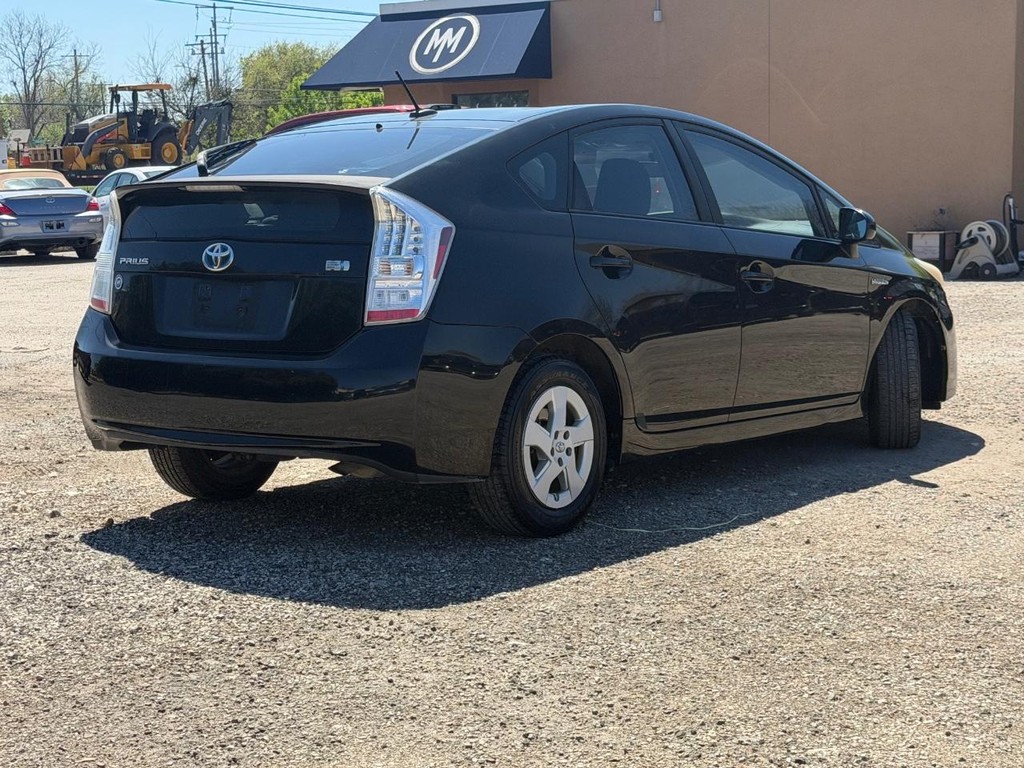 Toyota Prius Vehicle Full-screen Gallery Image 3