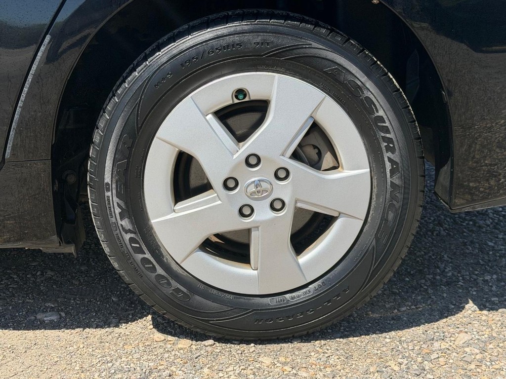 Toyota Prius Vehicle Full-screen Gallery Image 7