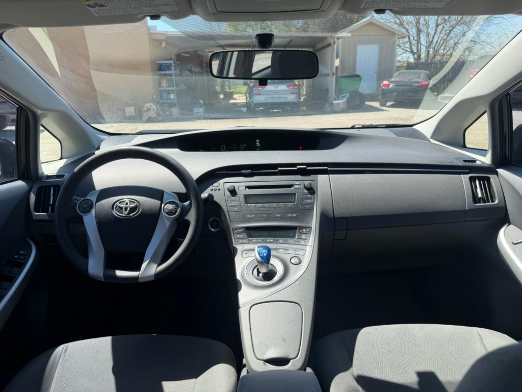 Toyota Prius Vehicle Full-screen Gallery Image 12