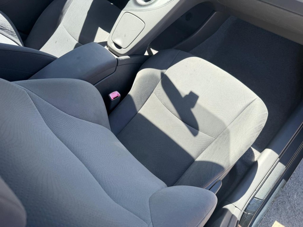 Toyota Prius Vehicle Full-screen Gallery Image 15