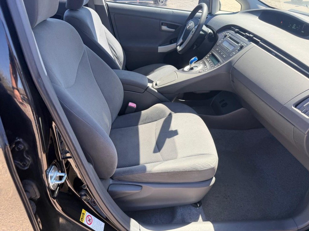 Toyota Prius Vehicle Full-screen Gallery Image 16