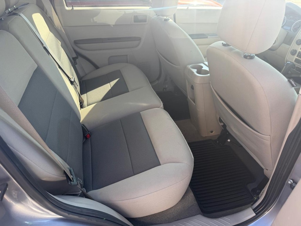 Ford Escape Vehicle Full-screen Gallery Image 11