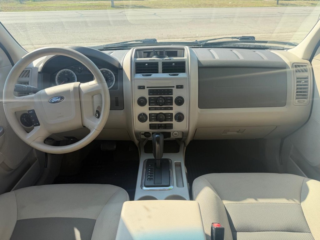 Ford Escape Vehicle Full-screen Gallery Image 12