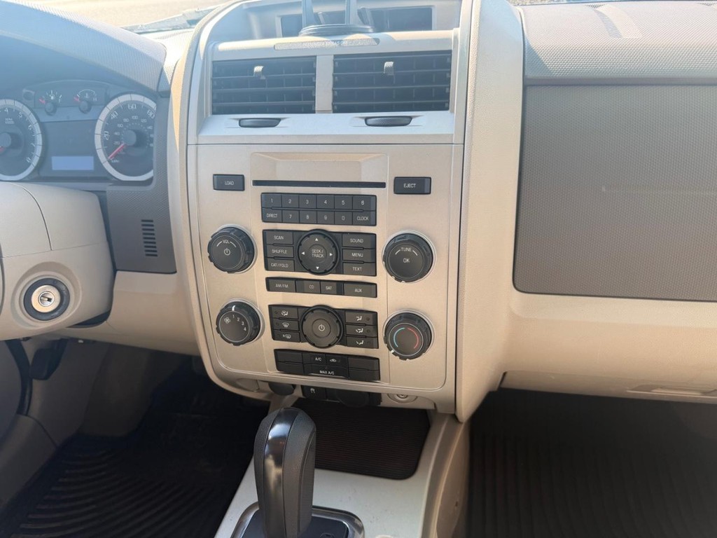 Ford Escape Vehicle Full-screen Gallery Image 14