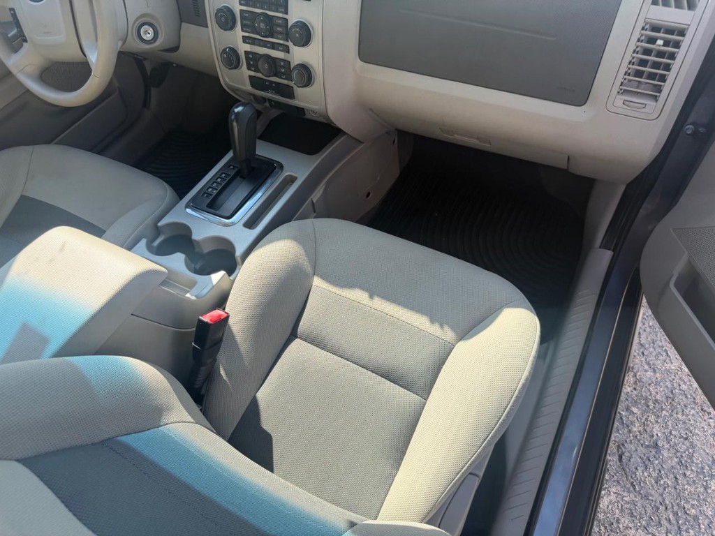 Ford Escape Vehicle Full-screen Gallery Image 15