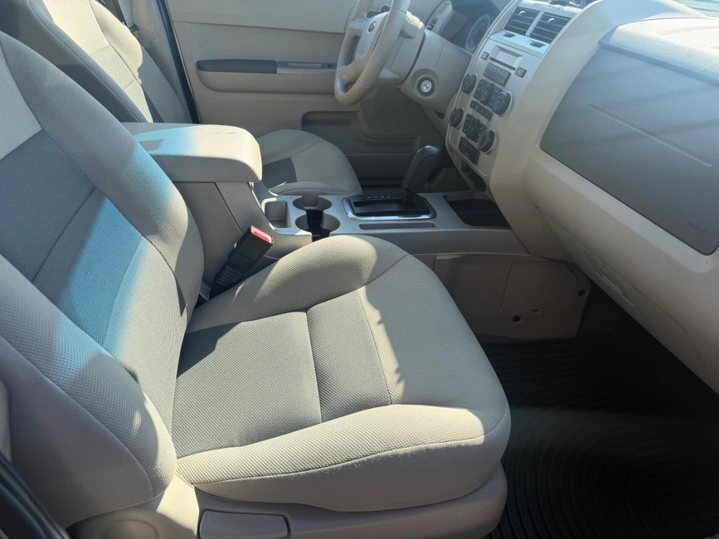 Ford Escape Vehicle Full-screen Gallery Image 16