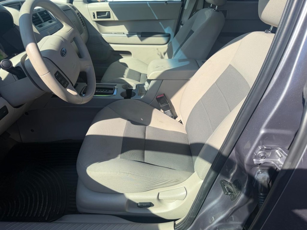 Ford Escape Vehicle Full-screen Gallery Image 17