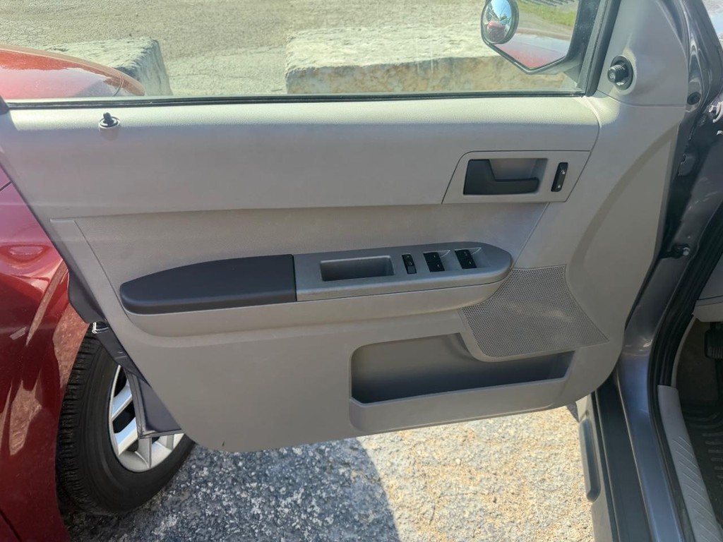 Ford Escape Vehicle Full-screen Gallery Image 19