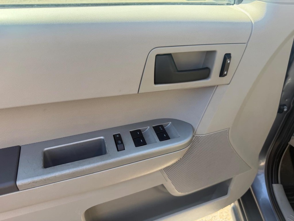 Ford Escape Vehicle Full-screen Gallery Image 20