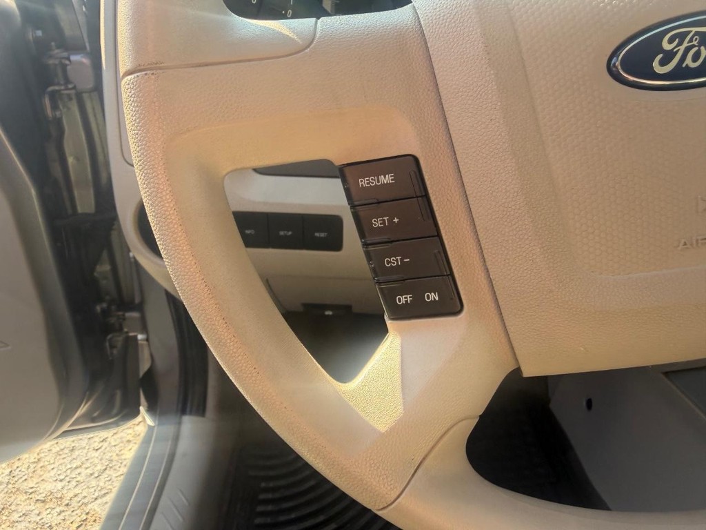 Ford Escape Vehicle Full-screen Gallery Image 21