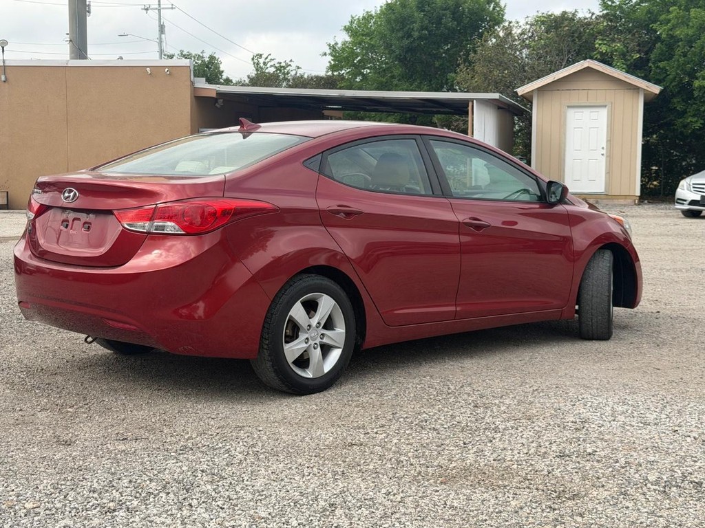 Hyundai Elantra Vehicle Full-screen Gallery Image 3
