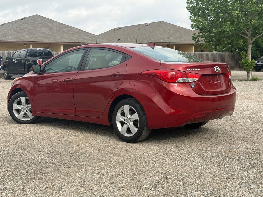 Hyundai Elantra Vehicle Full-screen Gallery Image 6