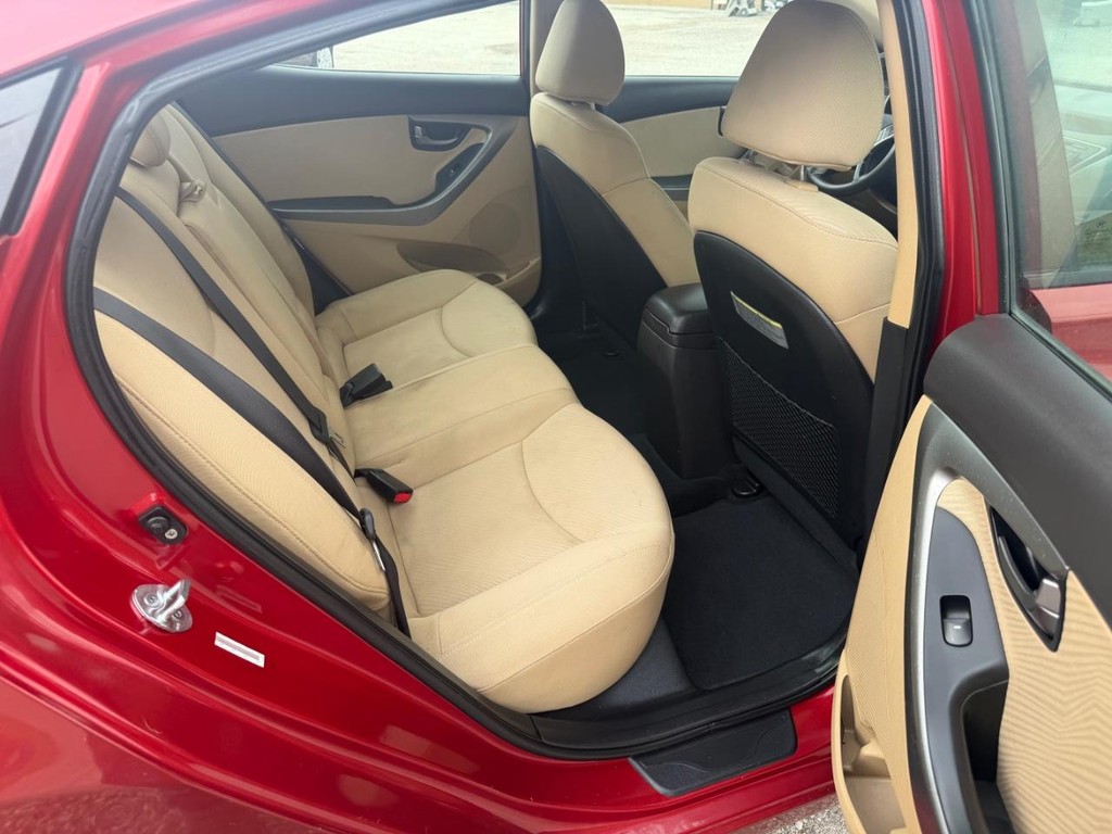 Hyundai Elantra Vehicle Full-screen Gallery Image 11