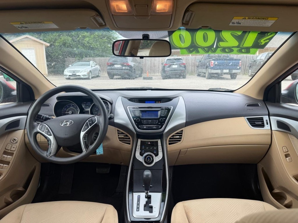 Hyundai Elantra Vehicle Full-screen Gallery Image 12
