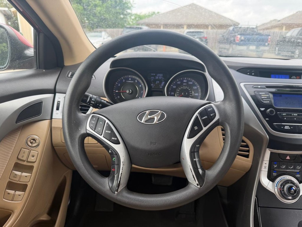 Hyundai Elantra Vehicle Full-screen Gallery Image 13