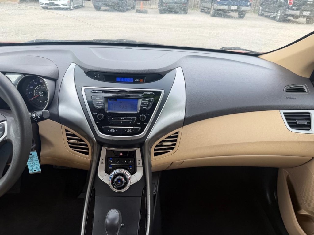Hyundai Elantra Vehicle Full-screen Gallery Image 14