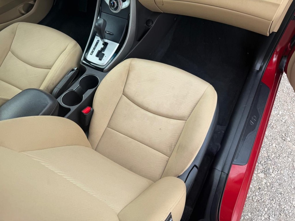 Hyundai Elantra Vehicle Full-screen Gallery Image 15