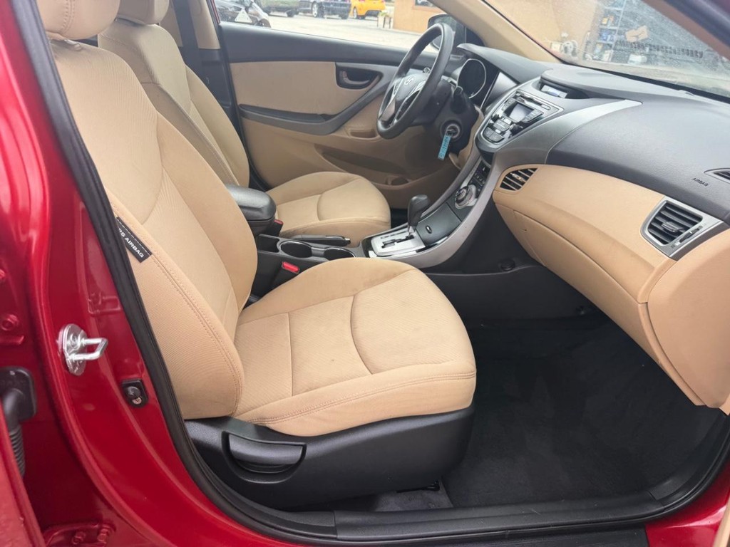 Hyundai Elantra Vehicle Full-screen Gallery Image 16