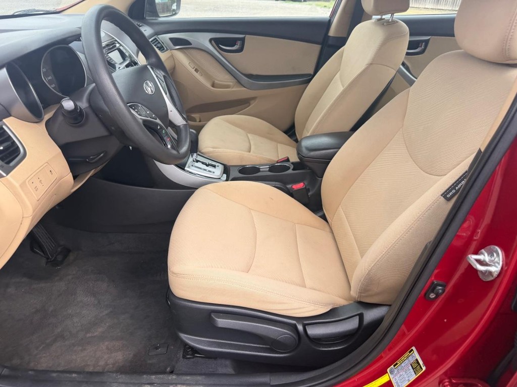 Hyundai Elantra Vehicle Full-screen Gallery Image 17