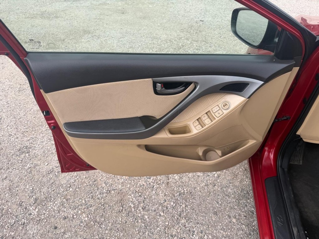 Hyundai Elantra Vehicle Full-screen Gallery Image 18