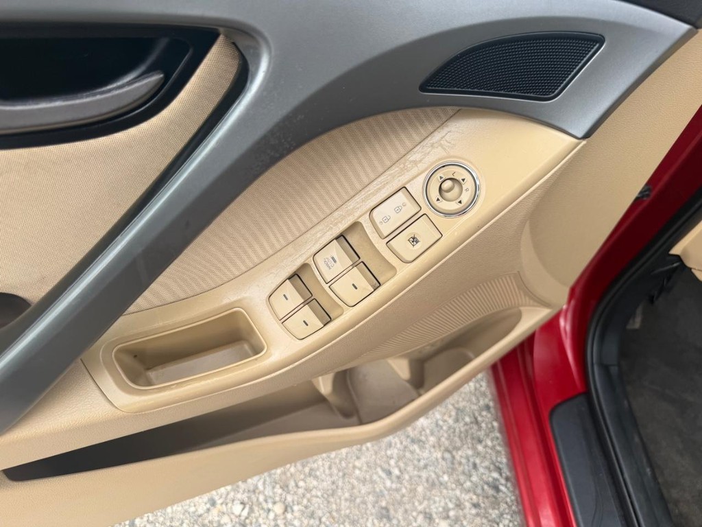 Hyundai Elantra Vehicle Full-screen Gallery Image 19