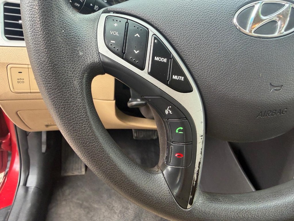 Hyundai Elantra Vehicle Full-screen Gallery Image 20