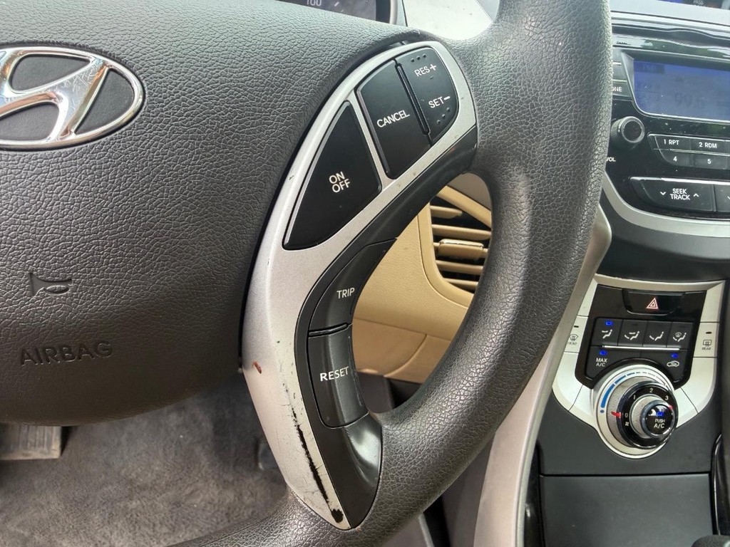 Hyundai Elantra Vehicle Full-screen Gallery Image 21