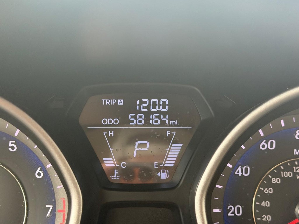 Hyundai Elantra Vehicle Full-screen Gallery Image 22