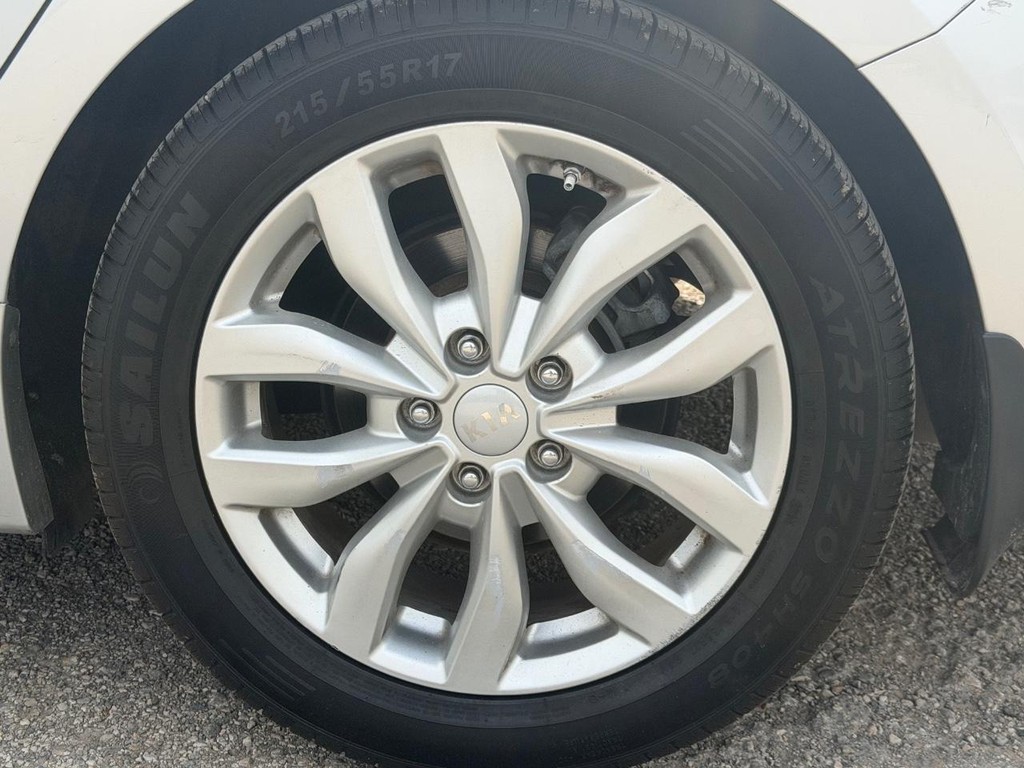 Kia Optima Vehicle Full-screen Gallery Image 7