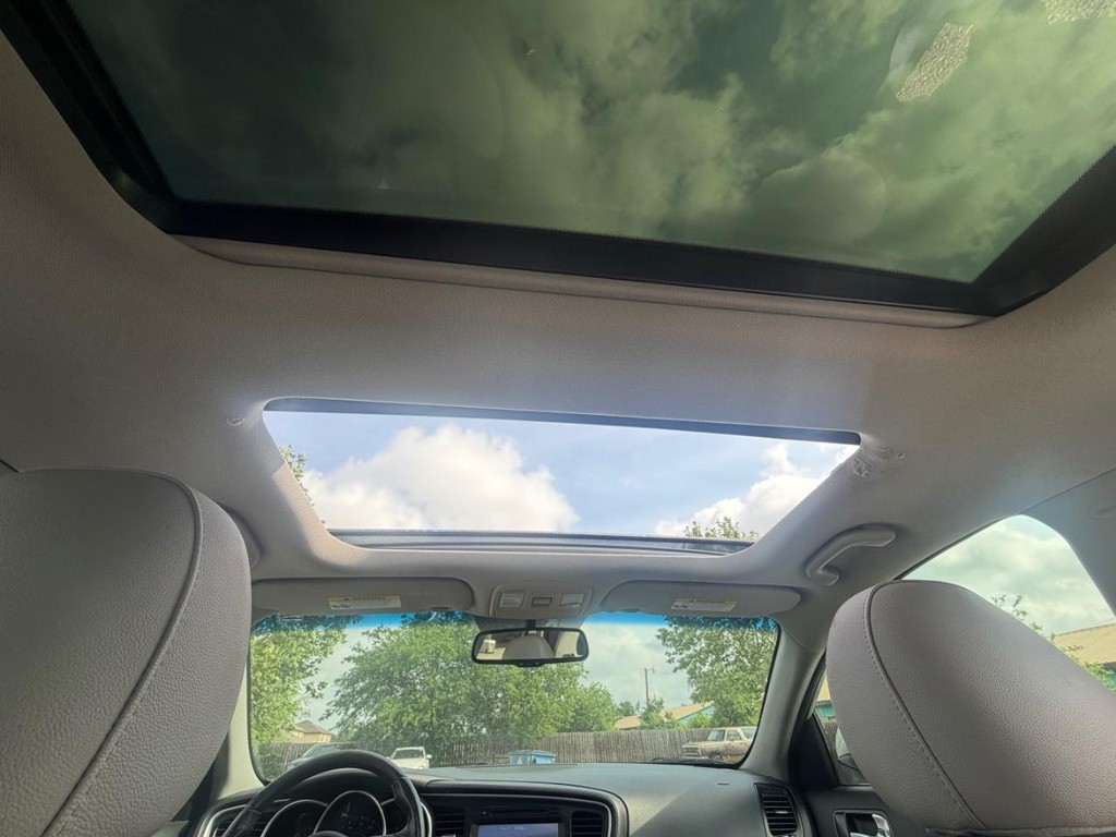 Kia Optima Vehicle Full-screen Gallery Image 15