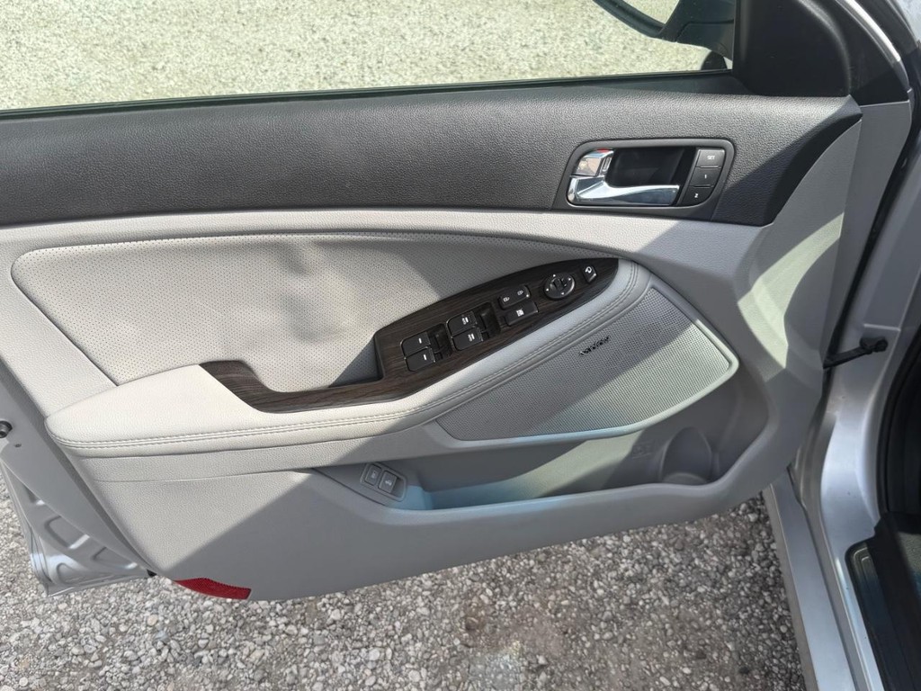 Kia Optima Vehicle Full-screen Gallery Image 20