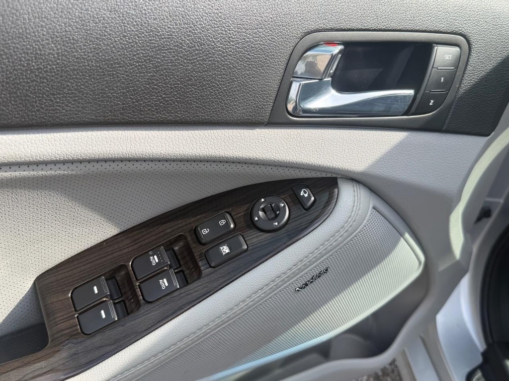 Kia Optima Vehicle Full-screen Gallery Image 21