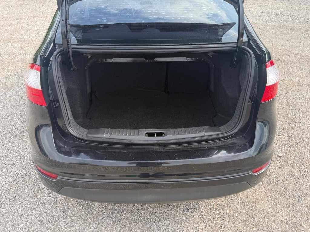 Ford Fiesta Sedan Vehicle Full-screen Gallery Image 5