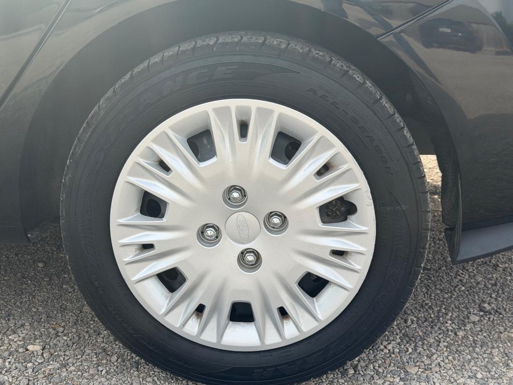 Ford Fiesta Sedan Vehicle Full-screen Gallery Image 7