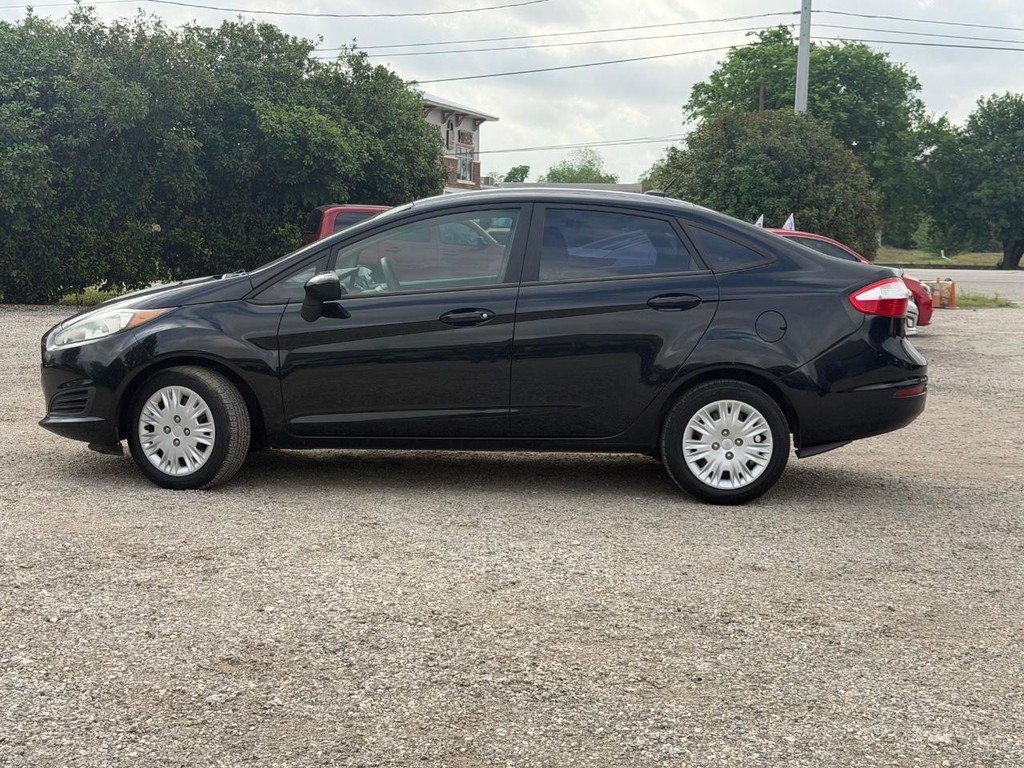 Ford Fiesta Sedan Vehicle Full-screen Gallery Image 8