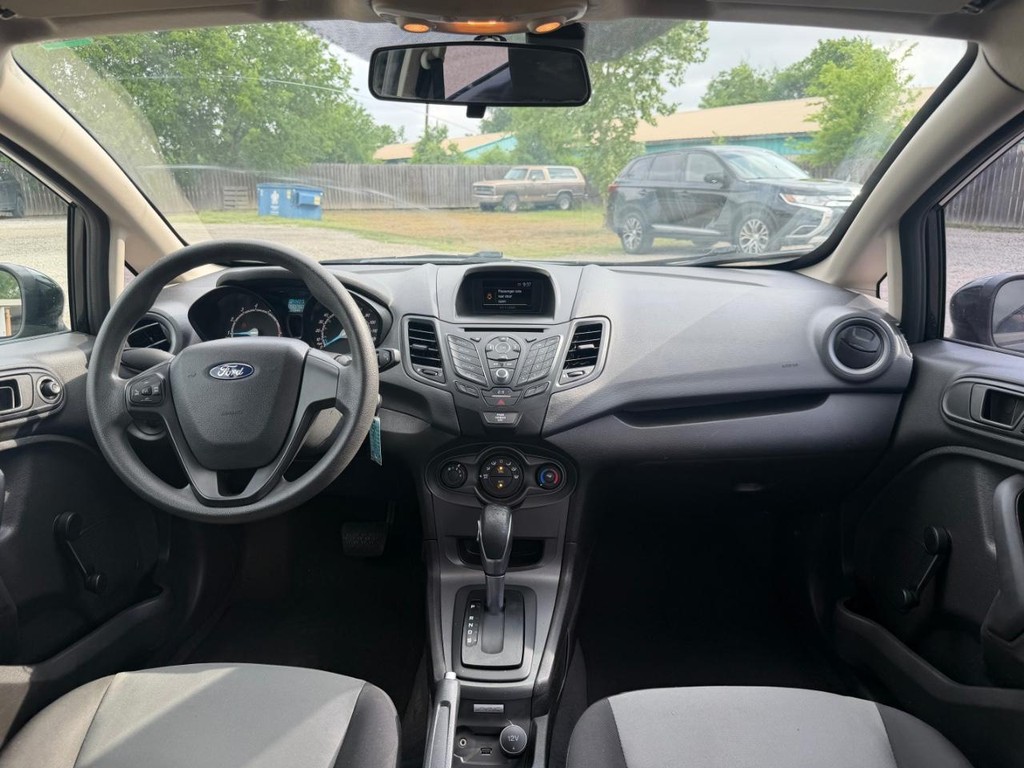 Ford Fiesta Sedan Vehicle Full-screen Gallery Image 12