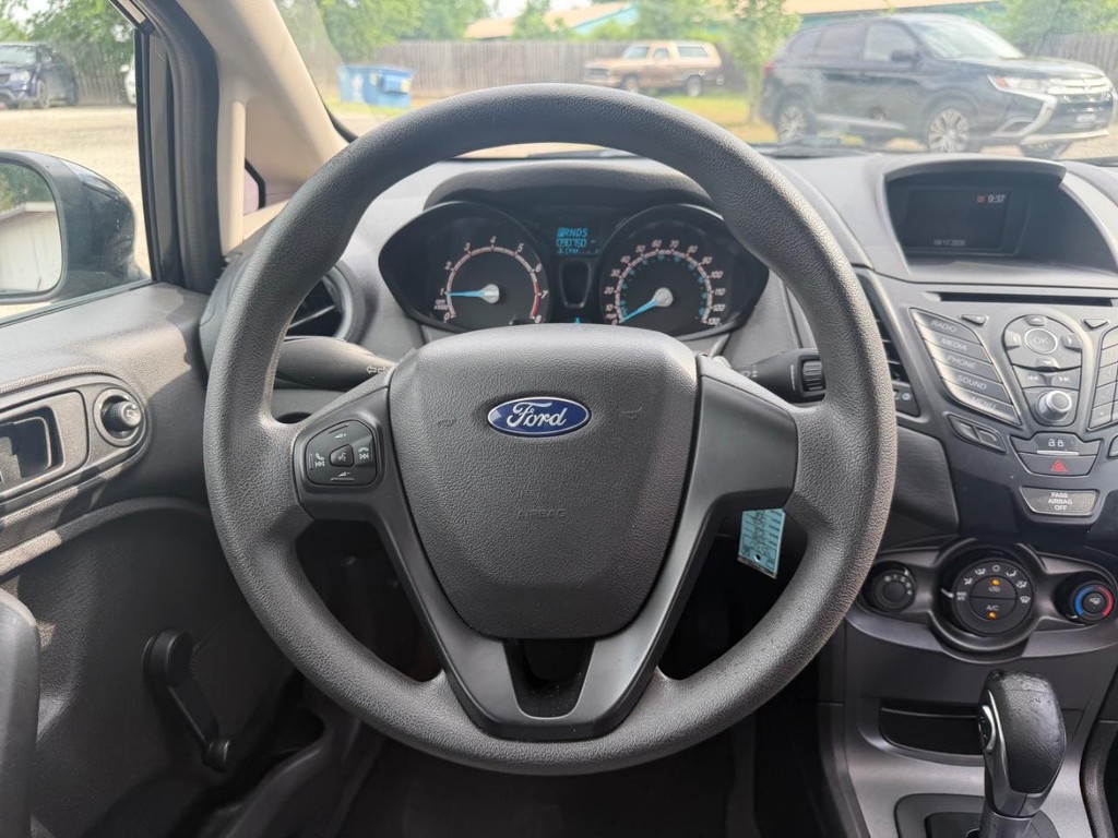 Ford Fiesta Sedan Vehicle Full-screen Gallery Image 13