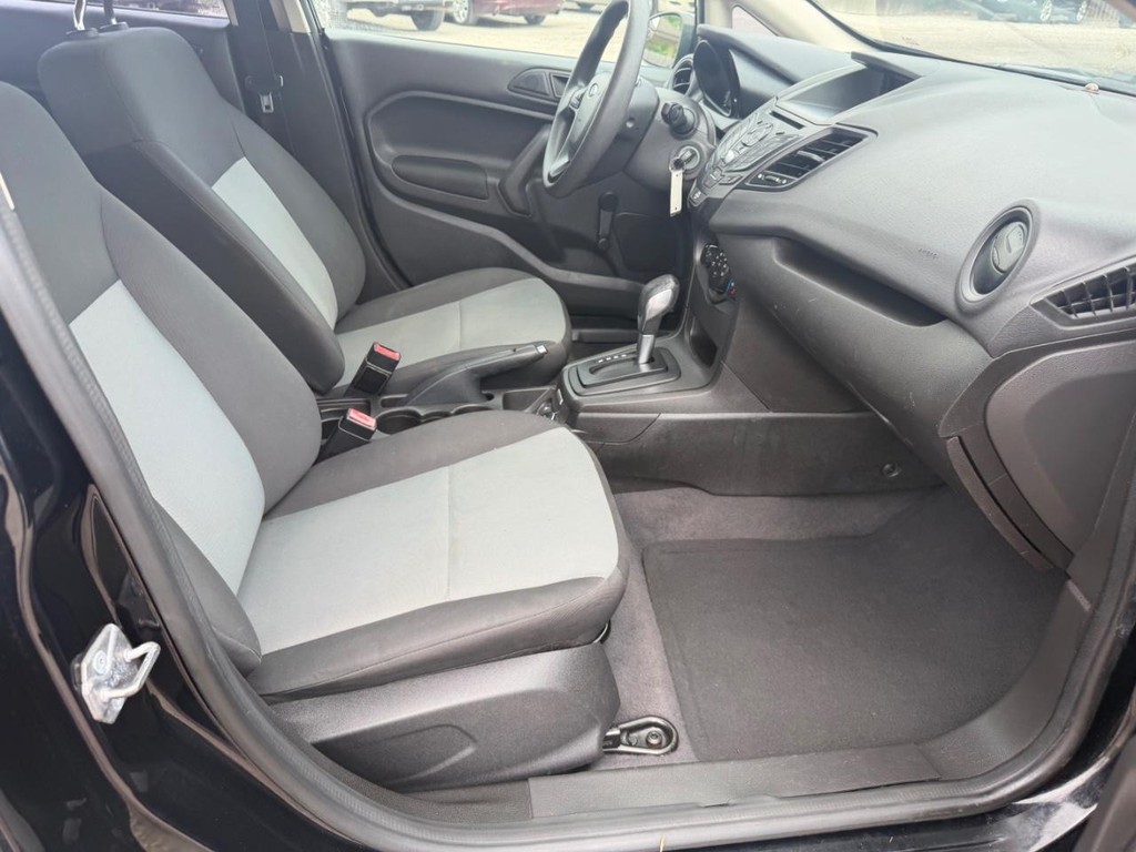 Ford Fiesta Sedan Vehicle Full-screen Gallery Image 16