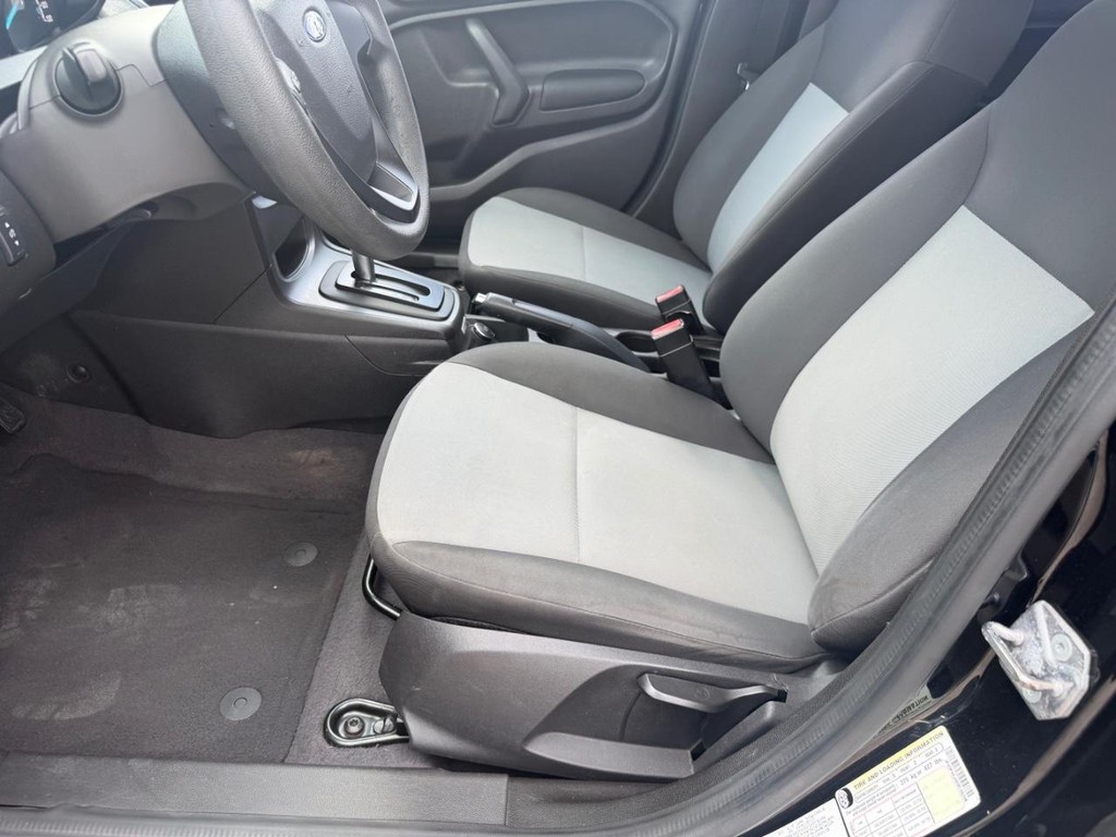 Ford Fiesta Sedan Vehicle Full-screen Gallery Image 17