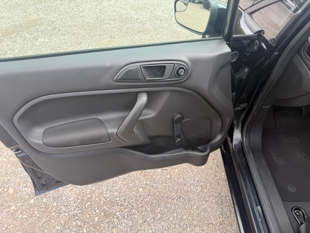 Ford Fiesta Sedan Vehicle Full-screen Gallery Image 18