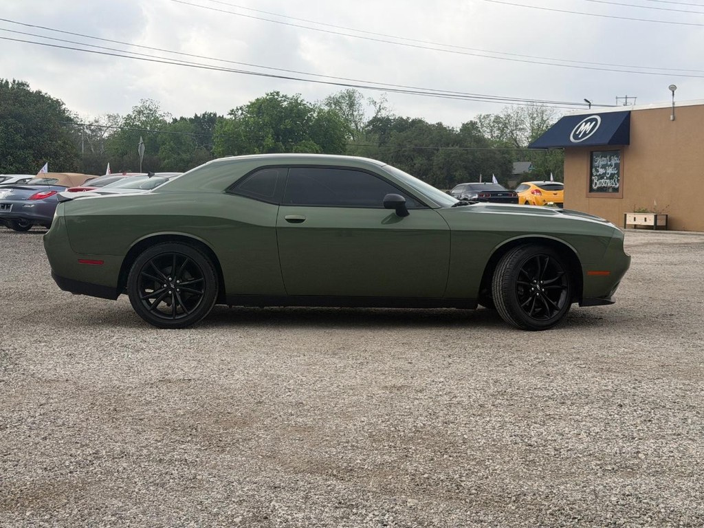 Dodge Challenger Vehicle Full-screen Gallery Image 2