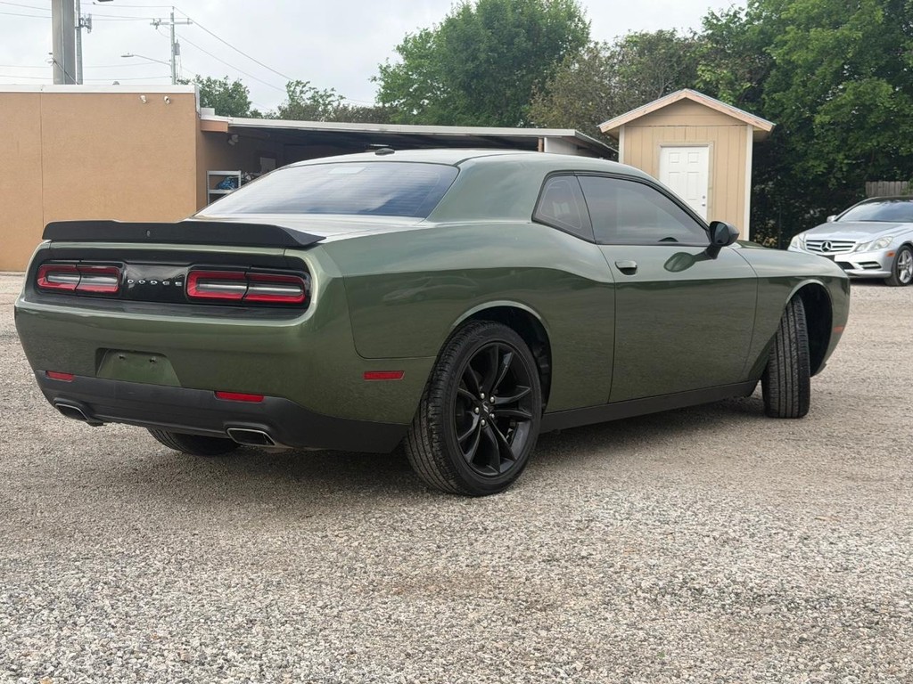 Dodge Challenger Vehicle Full-screen Gallery Image 3