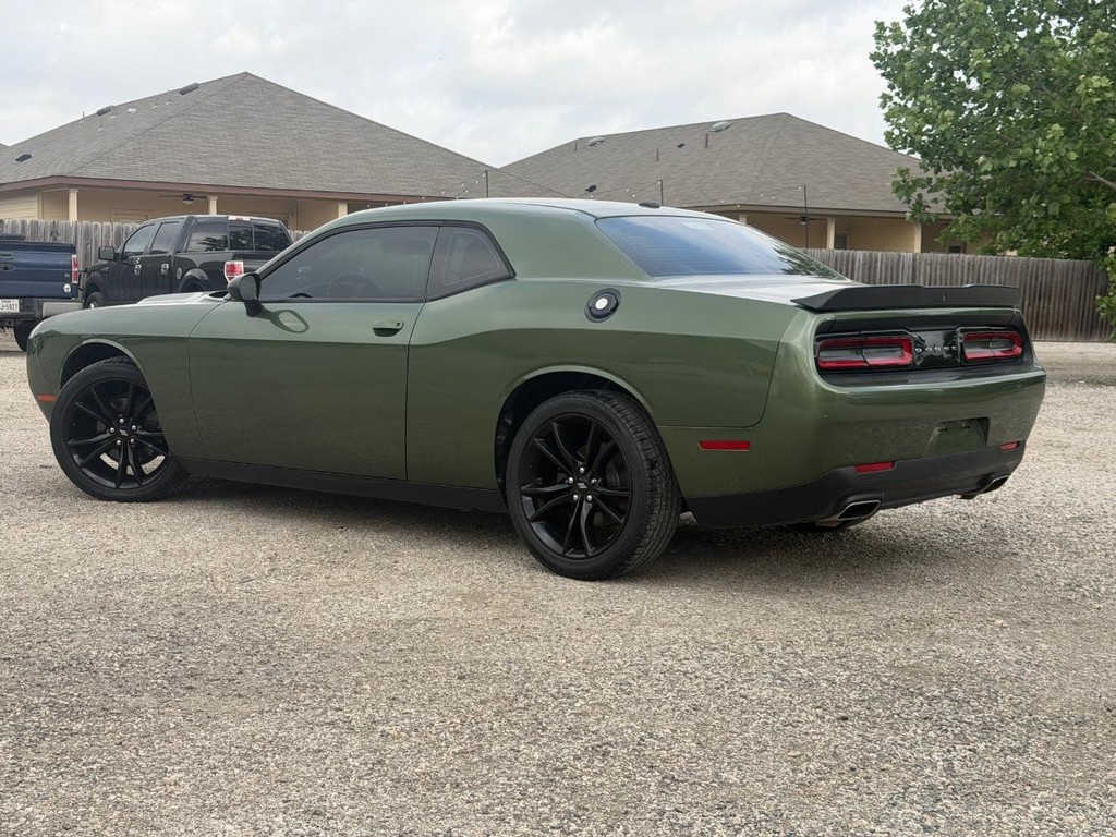 Dodge Challenger Vehicle Full-screen Gallery Image 6