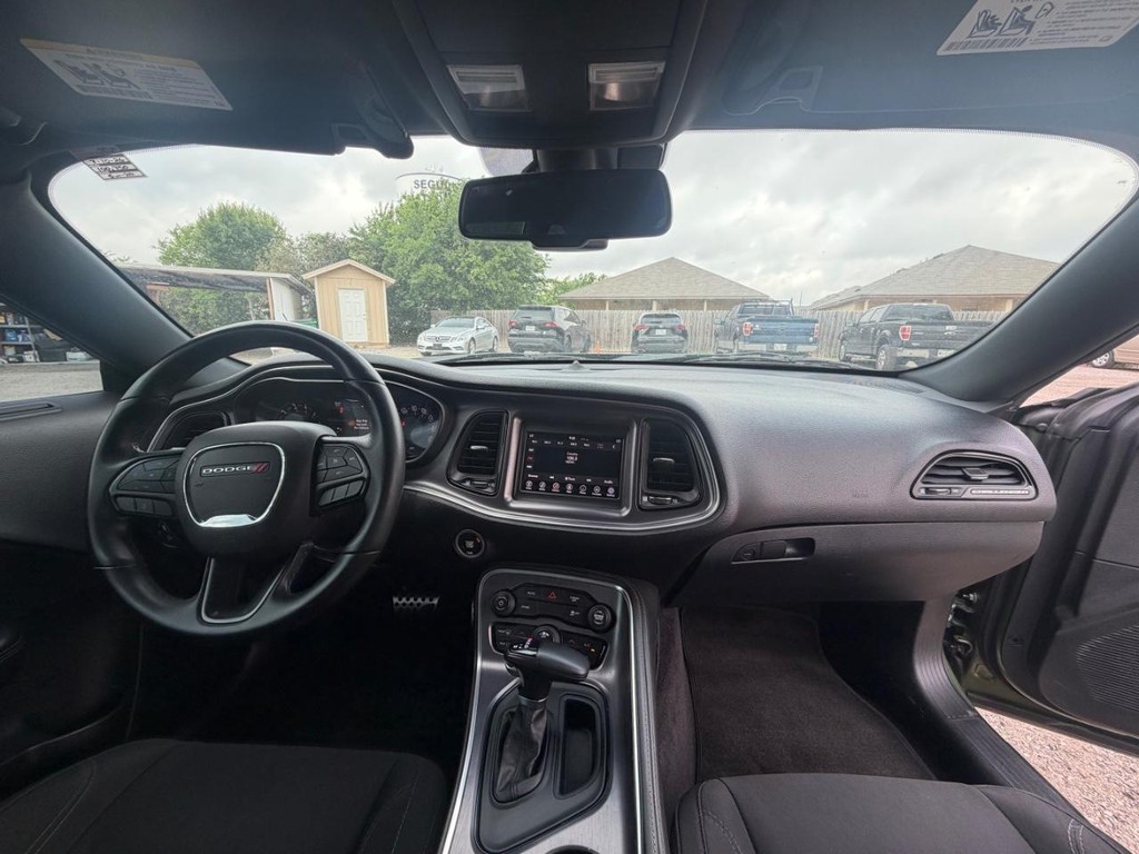 Dodge Challenger Vehicle Full-screen Gallery Image 12