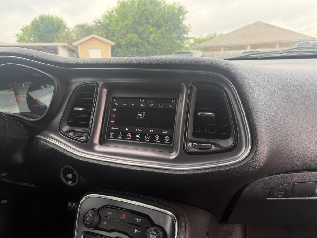 Dodge Challenger Vehicle Full-screen Gallery Image 14